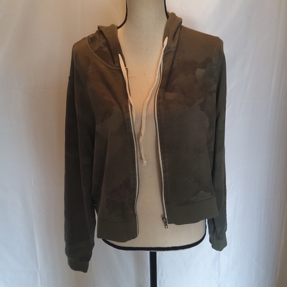 Alternative Cropped Camo Print Hoodie - Picture 5 of 11